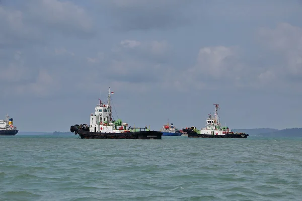在海里航行的拖船 拖船演习 Tanjung Pinang Riau Islands 2019年8月6日 — 图库照片