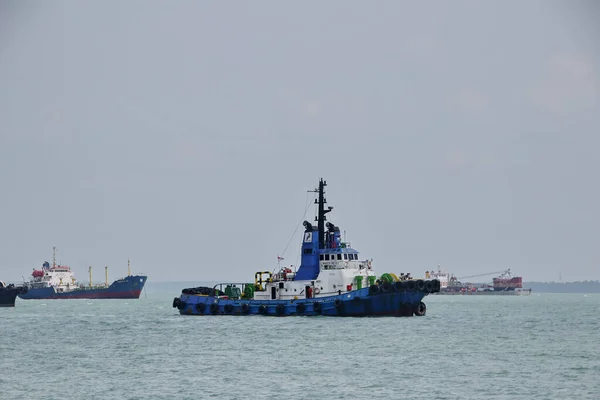 在海里航行的拖船 拖船演习 Tanjung Pinang Riau Islands 2019年8月6日 — 图库照片