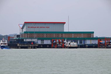 Sri Bintan Pura Limanı, yolcu taşıyan feribot terminali, Tanjung Pinang, Riau Adası, Endonezya, 6 Ağustos 2019