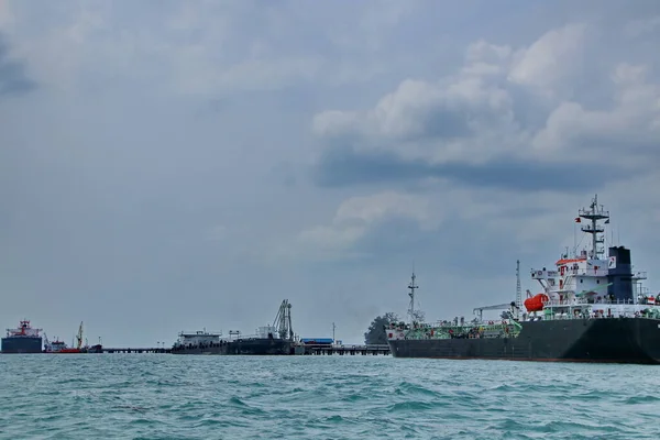 Nagy Teherhajó Berakodás Kikötői Terminálon Daruk Háttérben Teherszállítás Világszerte Hajózás — Stock Fotó