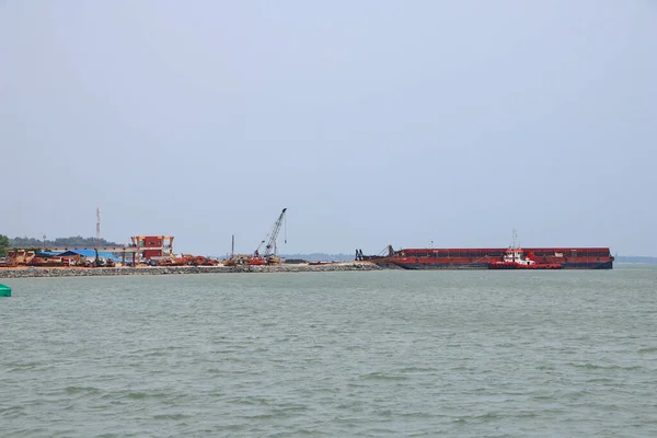 Large Cargo Barge Beach Dock Load Goods Container Ship Industrial — Stockfoto