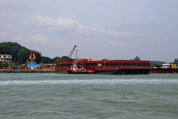 Barcaza Carga Grande Está Muelle Playa Para Cargar Mercancías Nave — Foto de Stock