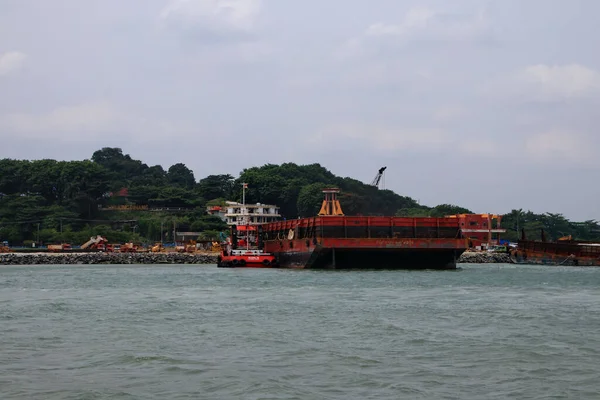 大型货轮正在海滩码头装载货物 集装箱船在工业港口的进出口全球商业物流和运输 印度尼西亚 丹戎皮农 2019年8月6日 — 图库照片