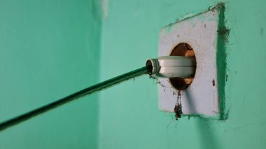  Elektrik prizi ve prizi kapat, kirli ve eski
