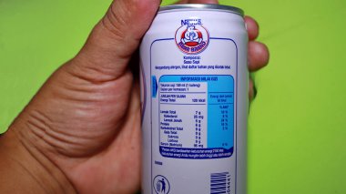 Maruz kalma görüntüsü, Nestle ayısı el ele tutuşması. Saf steril süt sağlıklı bir vücudun korunmasına yardımcı olur, Batang, Endonezya, 8 Temmuz 2021