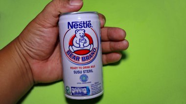 Maruz kalma görüntüsü, Nestle ayısı el ele tutuşması. Saf steril süt sağlıklı bir vücudun korunmasına yardımcı olur, Batang, Endonezya, 8 Temmuz 2021