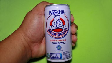 Maruz kalma görüntüsü, Nestle ayısı el ele tutuşması. Saf steril süt sağlıklı bir vücudun korunmasına yardımcı olur, Batang, Endonezya, 8 Temmuz 2021