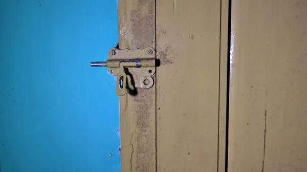 门锁门的前特写镜头 Rustic木制金属门锁 被锁住的痛苦 — 图库照片