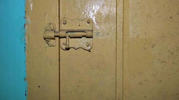 门锁门的前特写镜头 Rustic木制金属门锁 被锁住的痛苦 — 图库照片
