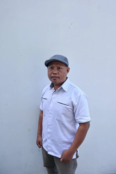 Yetişkin Bir Adam Beyaz Gömlek Giyiyor Şapka Takıyor — Stok fotoğraf