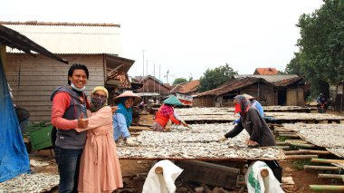  Balık kurutma endüstrisinde balık işçileri, Batang, 13 Ağustos 2021