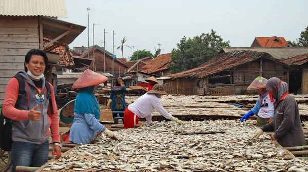 Trabalhadores Processamento Peixe Indústria Secagem Peixe Batang Agosto 2021 — Fotografia de Stock