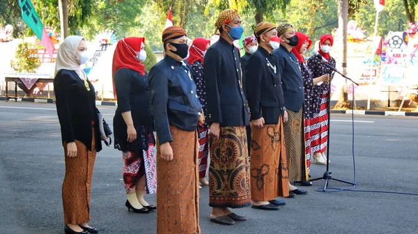 Gente Vestida Con Atuendo Javanés Tradicional Con Blangkon Celebrando Una —  Fotos de Stock