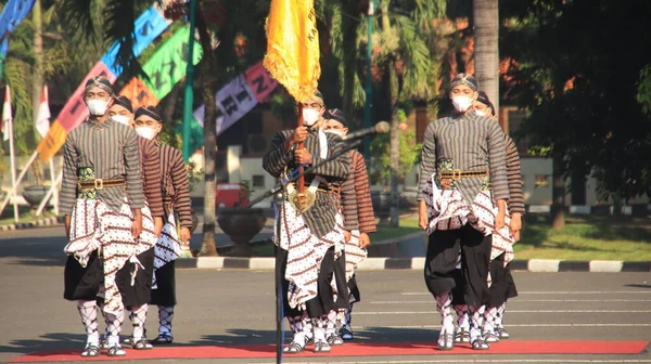 Мужчины Одетые Традиционный Яванский Костюм Бленгконом Проводят Церемонию Традиционной Одежде — стоковое фото