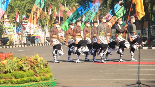 Människor Som Bär Traditionell Javanese Klädsel Med Blangkon Håller Ceremoni — Stockfoto