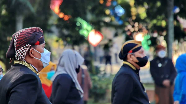 Geleneksel Cava Kıyafetleri Blangkon Giyip Geleneksel Kıyafet Maskelerle Tören Düzenleyen — Stok fotoğraf