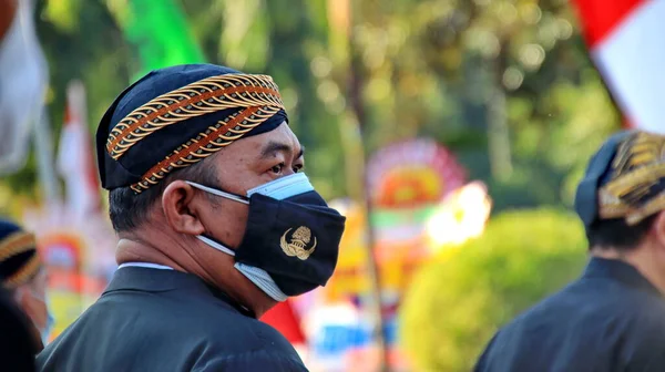 Mężczyźni Tradycyjnym Javanese Strój Blangkon Gospodarstwa Ceremonii Noszenia Tradycyjnych Ubrań — Zdjęcie stockowe