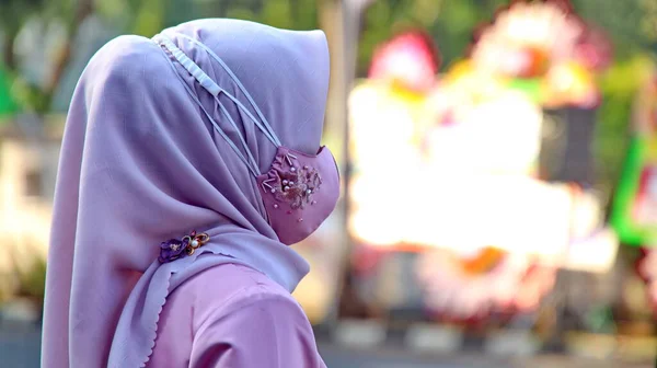 Warga Yang Mengadakan Upacara Mengenakan Pakaian Tradisional Dan Masker — Stok Foto