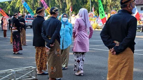 Mensen Traditionele Javaanse Kledij Met Blangkon Die Een Ceremonie Houden — Stockfoto