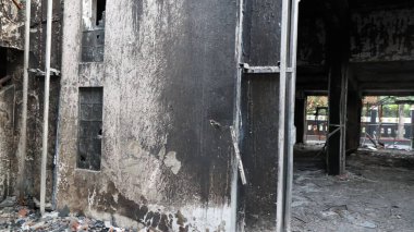 Yangından sonra yıkıntılar arasında kalan bina yıkımı ve hasarı simgeliyor. Kaybı ve felaketin sonrasını sembolize ediyor..