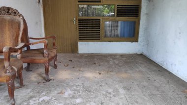 Antika ahşap sandalyeler eski evin fayanslı verandasında oturur, klasik bir cazibeyle kırsal ve nostaljik bir sahne yaratır..