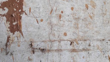 Soyut desenli yüzey açık gri bir zemin üzerinde lekeler ve kahverengi boya lekeleri sergiler, ham ve sanatsal bir etki yaratır.