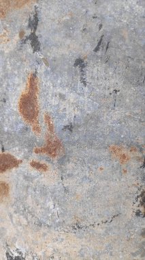 Paslı metal levha, yıpranmış materyal üzerindeki aşınmış desenlerle dokulu yüzeyi göstererek soyut ve endüstriyel bir estetik yaratıyor..