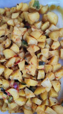 Bitki ve baharatla tatlandırılmış kızarmış patates, basit ve tatmin edici bir yemek, hızlı bir öğle yemeği ya da akşam yemeği için mükemmel..