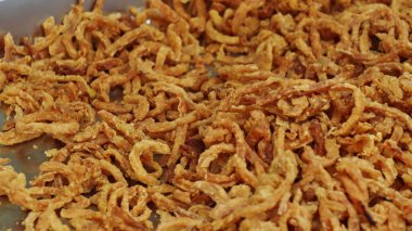 Kızarmış patatesler fırından çıktıktan sonra tepeye istiflenmiş, güveç ya da burgerin üstüne çıkmaya hazır, lezzetli bir aroma yaratıyor..