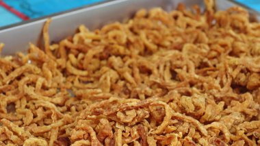 Kızarmış patatesler fırından çıktıktan sonra tepeye istiflenmiş, güveç ya da burgerin üstüne çıkmaya hazır, lezzetli bir aroma yaratıyor..