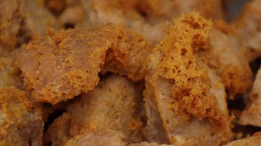 Kızarmış köfteler metal bir tepside oturup altın rengi ve çıtır çıtır dokularını göstererek cezbedici ve lezzetli bir manzara yaratırlar..