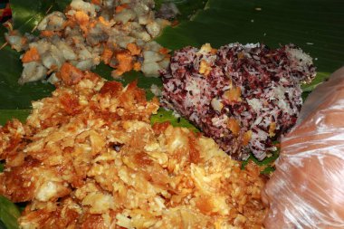 Çeşitli Endonezya yapışkan pirinci, yerel pazarda muz yaprağında sergilenen tatlı casava yemekleri, geleneksel mutfak ve canlı kültür sergileniyor..