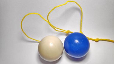 Lato-lato, clackers, veya tek tek. Bu oyuncak iki katı plastik toptan oluşur bir ip ile bağlanır ve onları sallayarak oynanır..