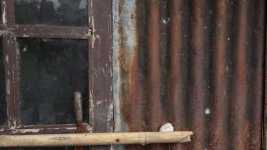 Eski kahverengi grunge desenli paslı metal duvarın eski ve desenli yüzeyi.