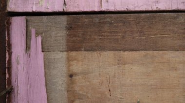 Köhne ahşap yüzeyi olan eski ahşap çit ve duvar. Eski ahşap çit ve kapı kırsal dokulu ahşap bir duvara dayanıyor.