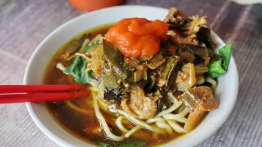 Lezzetli Endonezya tavuklu şehriyesi. Buğday eriştesinden yapılmış. Tavuk parçalarıyla baharatlı ve sebzeli.