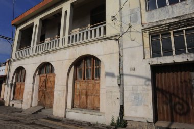 Semarang şehrindeki dar bir cadde boyunca geleneksel pencere ve balkonların yer aldığı antik bir İtalyan binasının tarihi cephesi.