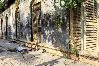 Geleneksel taş mimarisi, eski kentin dar bir ortaçağ caddesinde, kemerli bir giriş kapısı ve canlı çiçeklerle dolu bir Akdeniz ev dış cephesine ev sahipliği yapıyor.