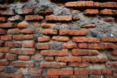 Eski bir kırmızı tuğla duvar arka planı eski bina yüzeyinde kirli kahverengi bir doku ve katı taş deseni içerir.