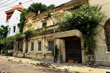 Eski Kudüs 'ün tarihi bir caddesinde, terk edilmiş eski bir taş evin antik mimarisi. Mavi gökyüzü altında geleneksel çatılar bulunuyor.