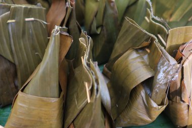 Bongko pisang (muz keki) hindistan cevizi sütü bazlı hamurdan, muz dilimlerinden ve undan yapılmış muz yapraklarına sarılmış bir yemek türüdür..