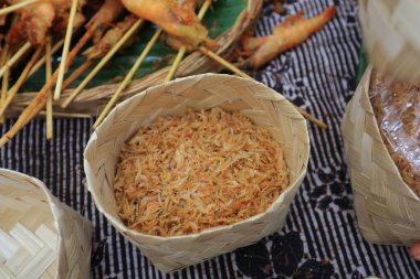 Marketteki küçük kurutulmuş karidesler ahşap bir tahtanın üzerinde deniz ürünleri malzemesi pişirmeye hazır olarak servis edilir..