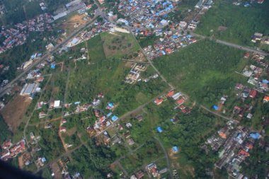 Şehir manzarası, bir dağ tepesi ile berrak bir gökyüzünün altında akan bir nehir arasına kurulmuş Avrupa binalarının ve evlerin yüksek mimarisini yakalar.