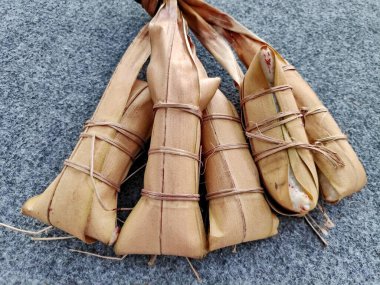 Lepet, Java ve Sunda 'dan geleneksel bir Endonezya aperatifi rendelenmiş hindistan cevizi ve fasulyeyle karıştırılmış glutinous pilavı, genç hindistan cevizi yapraklarına sarılmış, sonra da lezzetli ve çiğnenebilir bir tat yaratmak için kaynatılmış..