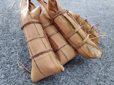 Java ve Sunda 'nın geleneksel aperatifi. Hindistancevizi ve fasulyeyle karıştırılmış glüten pilavı. Sonra da lezzetli ve çiğnenebilir bir tat yaratmak için taze hindistan cevizi yapraklarına sarılmış..