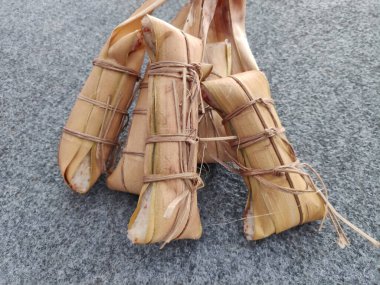 Lepet, Hindistan cevizi ve fasulyeyle karıştırılmış glutinous pilavından yapılan geleneksel aperatif, genç hindistan cevizi yapraklarına sarılmış, sonra lezzetli bir tat yaratmak için kaynatılmış..