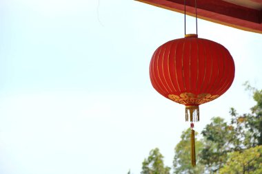 Geleneksel kırmızı Çin Yeni Yıl kağıt fenerleri, Asya 'da bayram kutlaması için mavi gökyüzüne karşı asılı.