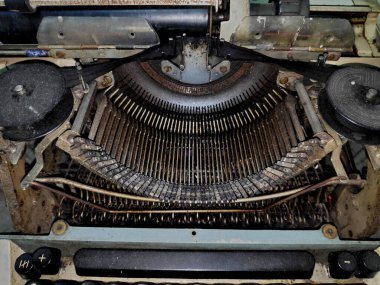 Boş beyaz kağıtlı klasik siyah metal bir daktilo ofis işleri için eski bir klavye içeren antika bir yazı makinesi gibi duruyor.