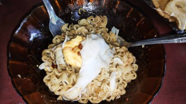 Yiyecek bir şeyler, bir kase haşlanmış yumurtalı Endonezya eriştesi tabakta meze olarak.