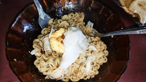 Yiyecek bir şeyler, bir kase haşlanmış yumurtalı Endonezya eriştesi tabakta meze olarak.